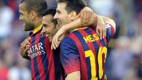 Dani Alves (izq.) celebra con Pedro  (centro) y Lionel Messi (der.), el gol marcado al Osasuna, séptimo para el equipo en el Camp Nou.