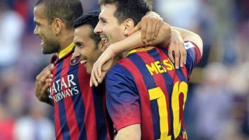 Dani Alves (izq.) celebra con Pedro  (centro) y Lionel Messi (der.), el gol marcado al Osasuna, séptimo para el equipo en el Camp Nou.