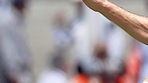 Martín Galmarini, del Atlante, trata de detener a Martín Bravo.