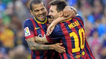El defensa brasileño Dani Alves (i) celebra con su compañero,  Lionel Messi (der.), el  séptimo gol del Barcelona ante Osasuna.