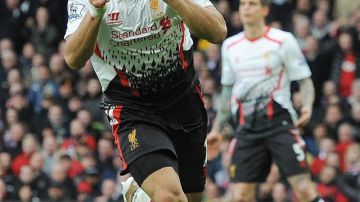 El uruguayo  Luis Suárez festeja uno de los goles del Liverpool, que aplastó 3-0   al Manchester United.