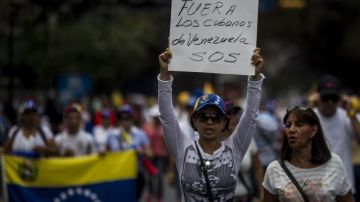 Un grupo de personas participa en una manifestación en contra del Gobierno del presidente Nicolás Maduro  en el sector Chacao en Caracas,Venezuela.