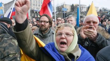 Ucranianos intervienen en una marcha en la Plaza de la Independencia en Kiev.