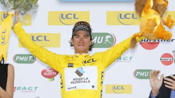 El ciclista colombiano  Carlos Betancurt celebra en el podio al consagrarse campeón de la prestigiosa carrera París-Niza, una de las de mayor tradición en el mundo.