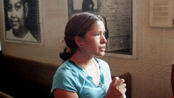 Elvira Arellano cuando se refugiaba en una iglesia en Chicago para evitar su deportación.