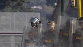 Miembros de la Guardia Nacional Bolivariana en plena acción durante enfrentamientos con manifestantes en Venezuela.