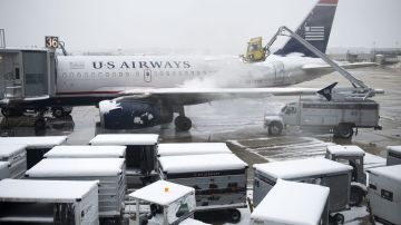 En el aeropuerto Ronald Reagan de Washington se acumularon más de 8 pulgadas de nieve.