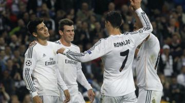 El delantero del Real Madrid Álvaro Morata (i) celebra su gol