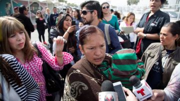 La activista en favor de los migrantes, Elvira Arellano, hoy cruzó la frontera a los Estados Unidos por la garita de Otay, para solicitar asilo, después de haber sido deportada en 2007.