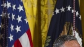 El presidente estadounidense, Barack Obama (d), condecora con la Medalla de Honor al veterano sargento mayor José Rodela, en el Salón Este de la Casa Blanca en Washington.