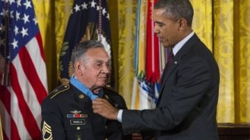 El presidente estadounidense, Barack Obama (d), condecora con la Medalla de Honor al veterano sargento mayor José Rodela, en el Salón Este de la Casa Blanca en Washington.