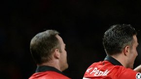 Robin Van Persie (c) del Manchester United celebra su segundo gol ante el Olympiacos con su compañero de equipo Michael Carrick