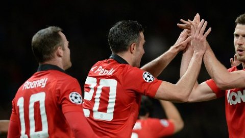 Robin Van Persie (c) del Manchester United celebra su segundo gol ante el Olympiacos con su compañero de equipo Michael Carrick