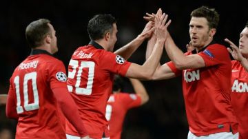Robin Van Persie (c) del Manchester United celebra su segundo gol ante el Olympiacos con su compañero de equipo Michael Carrick