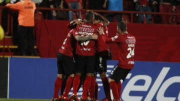 Los jugadores de Xolos de Tijuana celebran uno de los cuatro goles, en el triunfo 4-2 sobre Galaxy