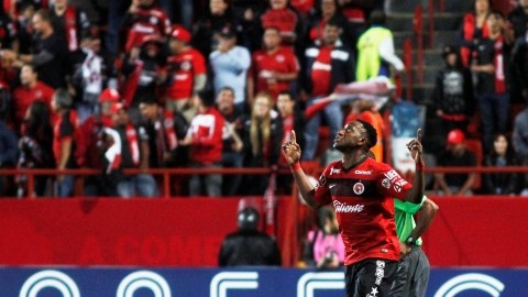 Jaimen Ayoví celebra una de las dos anotaciones marcadas al Galaxy de Los Ángeles en el Estadio Caliente por la Concachampions.