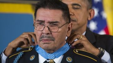 El veterano Santiago Erevia recibe su medalla de manos del mnadatario, en el Salón Este de la Casa Blanca en Washington.