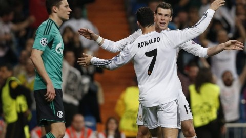 Cristiano Ronaldo (izq.) celebra con su compañero, el galés Gareth Bale, el primer gol  marcado al Schalke 04.