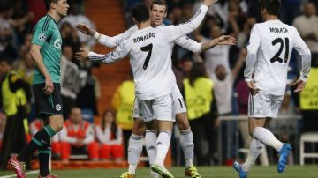Cristiano Ronaldo (izq.) celebra con su compañero, el galés Gareth Bale, el primer gol  marcado al Schalke 04.