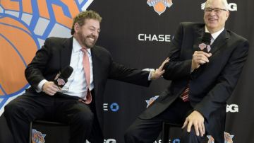 El propietario de los Knicks, James Dolan (izq.), bromea con  el nuevo presidente de la franquicia, Phil Jackson.