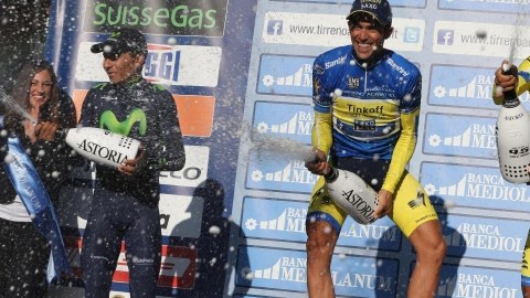 Alberto Contador (centro)  celebra en el podio; a su lado, el colombiano    Nairo Quintana (der.), quien fue segundo,   y el checo Roman Kreuziger (izq.),  tercero.