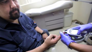 El paciente  Armando Aragon se realiza una prueba de azúcar en la sangre en una clínica de Los Angeles.