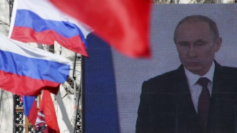 Una multitud reacciona durante la firma del tratado de la anexión de la autoproclamada República de Crimea y del municipio crimeo de Sebastopol.