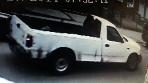 Imagen de la camioneta del exhibicionista que aterroriza a menores en Brooklyn.