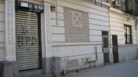 Los residentes del 21 de la calle Arden confían en que la ciudad cumpla su promesa de renovarles su inmueble.