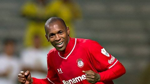 El jugador de Toluca Wilson Tiago celebra una anotación en el estadio Nemesio Díez de la ciudad de Toluca (México).