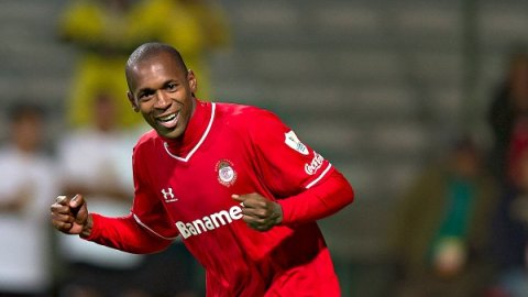 El jugador de Toluca Wilson Tiago celebra una anotación en el estadio Nemesio Díez de la ciudad de Toluca (México).