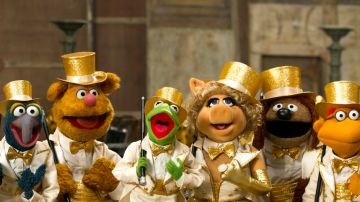 Ricky Gervais junto a Miss Piggy y Kermit, estrellas de 'Muppets Most Wanted', que se estrena el viernes.