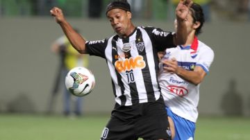 Ronaldinho (10), falló un penal y después por la misma vía anotó para Atlético Mineiro ante Nacional de Paraguay    en Belo Horizonte.