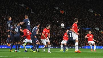 La barrera tapa la visión del portero y Robin Van Persie (der.) logra colar la pelota por arriba para marcar su  tercer gol, ayer  en Old Trafford.
