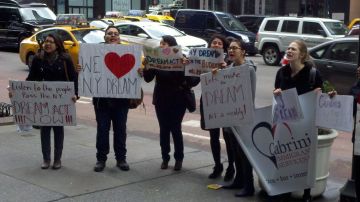 Dreamers protestaron hoy frente a la oficina del gobernador Andrew Cuomo