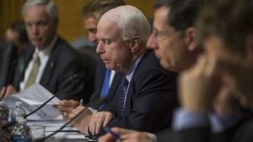 El senador republicano estadounidense por Arizona, John McCain (c), habla ante el Comité de Relaciones Exteriores del Senado, previo a una votación para sancionar a Rusia, el 12 de marzo de 2014.
