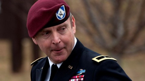 El general de brigada Jeffrey A. Sinclair a su salida de la corte.