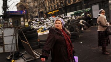 Una mujer camina por la Plaza Maidan, el sitio de meses de protestas a menudo violentas que llevó al derrocamiento del ex presidente de Ucrania, Viktor Yanukovych, el 19 de marzo de 2014 en Kiev, Ucrania.