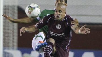 Santiago Silva, del Lanús  (der.), disputa el balón con Diego Amaya  del Deportivo Cali en el Estadio Néstor Díaz Pérez.