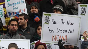 Activistas buscan impulsar la legislación del DREAM Act que fue derrotada el pasado lunes en el Senado estatal de NY.