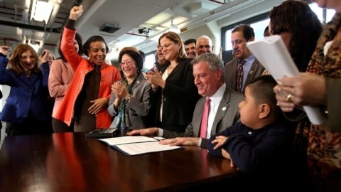 Con la firma de la ley de pago de días de enfermedad, se busca reducir la desigualdad económica en NYC.