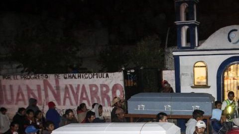 Rosaura Barrios y su hija Rosaura Hernández durante la procesión funeraria.