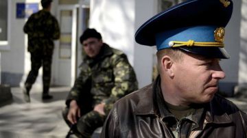 Soldados ucranianos esperan órdenes para proceder en la base militar de Crimea, cuyo espacio no ha sido cedido a la península a pesar del reclamo electoral de anexión a Rusia.
