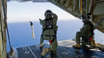 Expertos de la Real Fuerza Aérea Australiana lanzaron boyas en el sur del Océano Índico. Estas transmiten datos que ayudarán a precisar dónde podrían estar los restos del avión si se hubiera estrellado.