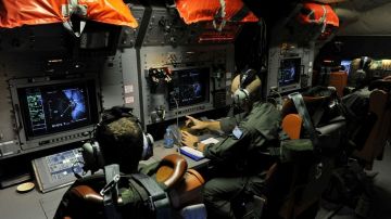 Tripulantes de un avión AP-3C Orion de la Real Fuerza Aérea Australiana trabajan en la búsqueda, en el sur del Océano Índico, del avión desaparecido el 8 de marzo.