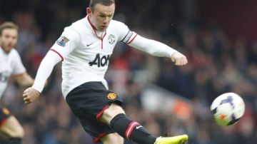 Wayne Rooney, delantero del Manchester United, le anotó un golazo desde la media cancha al West Ham