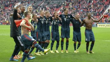 Los jugadores del Bayern Munich celebran el triunfo 2-0 sobre Mainz, que los pone a un partido de conquistar la Bundesliga