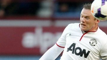 El delantero del Manchester United, Wayne Rooney, ejecuta un remate de cabeza