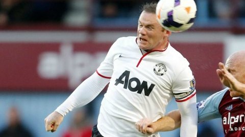 El delantero del Manchester United, Wayne Rooney, ejecuta un remate de cabeza