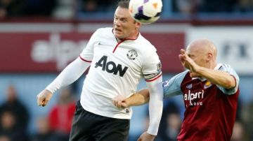 El delantero del Manchester United, Wayne Rooney, ejecuta un remate de cabeza
